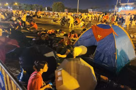  Người dân xuyên đêm chờ bắn đại bác ở Mỹ Đình