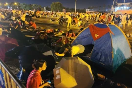  Người dân xuyên đêm chờ bắn đại bác ở Mỹ Đình