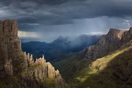 'Thân rồng' khổng lồ, chứa đựng 35.000 bức tranh đá cổ xưa 