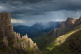 'Thân rồng' khổng lồ, chứa đựng 35.000 bức tranh đá cổ xưa 