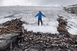 Thứ kỳ dị lộ ra sau lớp băng tan, con người không dám tin vào mắt mình
