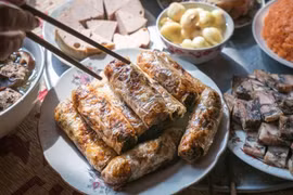 Tất niên hiện đại, từ mâm cơm sum vầy đến đại tiệc săn tài lộc cuối năm