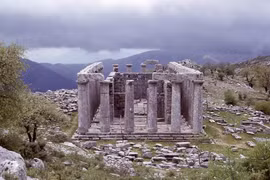  Ngôi đền Hy Lạp ẩn mình giữa núi cao khiến giới khảo cổ kinh ngạc 