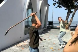 Chủ quán cơm niêu ở Vũng Tàu dùng xẻng đuổi đánh khách