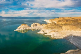 Khám phá hồ nước mặn 'không lối thoát' lớn nhất Mông Cổ