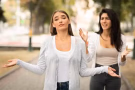 5 dấu hiệu nhận biết người giả tạo thông minh