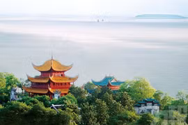 Khung cảnh tuyệt sắc của hồ nước huyền thoại lớn thứ hai Trung Quốc