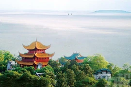 Khung cảnh tuyệt sắc của hồ nước huyền thoại lớn thứ hai Trung Quốc