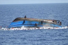 Lật thuyền giữa biển, tuyệt đối không được cởi đồ ướt