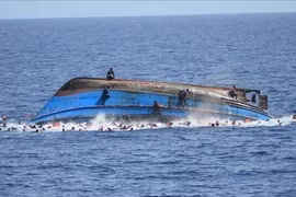 Lật thuyền giữa biển, tuyệt đối không được cởi đồ ướt