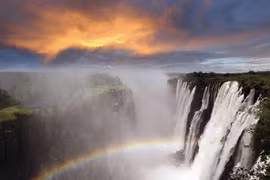 Kinh ngạc thác nước 'khói gầm thét' vĩ đại nhất hành tinh