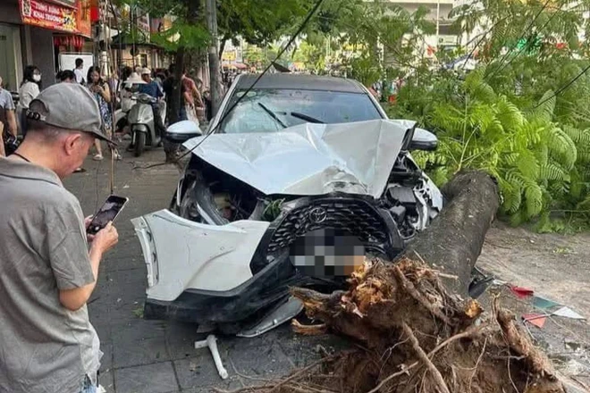 Tai nạn liên hoàn trên phố Hà Nội, tài xế là nữ