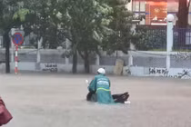 Mưa lớn dồn dập sáng 7/10, đường phố Hà Nội tiếp tục ngập sâu