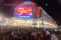 Biển người ngồi kín bờ Hồ Gươm chờ xem pháo hoa mừng Quốc khánh