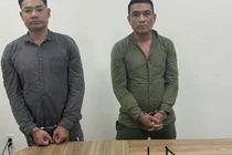 Bắt hai kẻ giả danh cảnh sát mang còng số 8 đi cướp tài sản