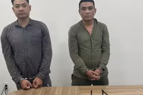 Bắt hai kẻ giả danh cảnh sát mang còng số 8 đi cướp tài sản