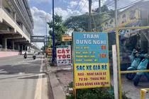 Trạm sạc xe điện tự phát tại TP HCM: Tiện ích hay hiểm họa điện quá tải?