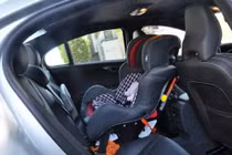Cục CSGT giải đáp quy định ô tô chở trẻ phải có ghế trẻ em