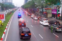 Không chỉ phục vụ hiệu quả nhiệm vụ chính trị đặc biệt quan trọng, việc kết hợp linh hoạt giữa tín hiệu đèn giao thông thông minh và hiệu lệnh trực tiếp của CSGT còn tạo sự rõ ràng, thống nhất đối với người tham gia giao thông. Khi việc điều tiết được thực hiện mạch lạc, dễ nhận biết, người dân thuận tiện chấp hành, qua đó góp phần bảo đảm an toàn cho bản thân và đồng hành cùng lực lượng chức năng trong quá trình thực hiện nhiệm vụ.