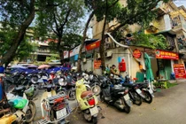 Người Hà Nội lo không có chỗ gửi xe điện trước thời điểm cấm xe chạy xăng