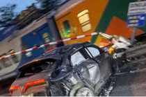 Cố vượt qua đường ray, ô tô bị tàu hỏa tông tại Đại Xuyên, Hà Nội