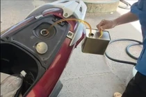 Nhân viên cây xăng ở Lâm Đồng rút lại xăng vì khách chuyển khoản