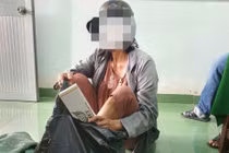 Bắt 'nữ quái' buôn hàng trăm bao thuốc lá lậu