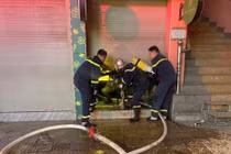 Kịp thời giải cứu 3 người trong vụ cháy nhà dân ở Hà Nội