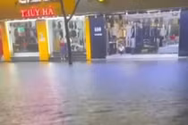 Mưa lớn trong đêm, nhiều tuyến đường ở phố núi Quảng Ngãi ngập nặng 