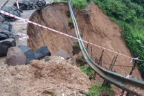 Mưa lớn gây sạt lở nguy hiểm trên tỉnh lộ ở Quảng Ngãi