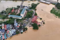 Nước lũ tràn đê sông Bùi, nhiều nơi ở ngoại thành Hà Nội bị ngập