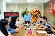 Phó Chủ tịch VUSTA Phạm Ngọc Linh chúc mừng NXB Tri thức nhân Kỷ niệm 20 năm thành lập