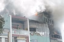 Cháy nhà 4 tầng trong hẻm ở Đà Nẵng, lửa bùng lên cùng tiếng nổ lớn