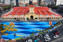 Bất ngờ chợ Bến Thành khoác áo mới với sắc xanh sóng biển