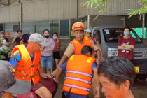 Lực lượng chức năng Lâm Đồng ứng cứu người dân trong tâm lũ Hàm Thắng