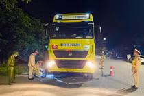 Công an TP Huế tăng cường xử lý phương tiện vận tải vi phạm dịp cuối năm