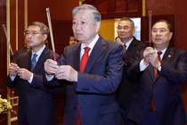 Tổng Bí thư Tô Lâm dâng hương tại Hoàng thành Thăng Long và Nhà 67