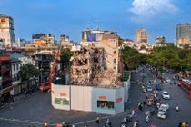 Cận cảnh tòa nhà hàm cá mập đang được phá dỡ