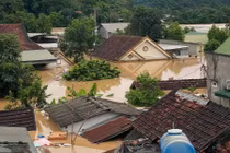 Mưa lớn nhiều ngày khiến tình trạng ngập lụt xảy ra trên diện rộng ở các xã miền núi Nghệ An. Một số bản làng bị ngập sâu như: Mường Xén (xã Mường Xén); xã Mỹ Lý; bản Làng Nhung, bản Khe Bố (xã Tam Quang); Thạch Giám (xã Tương Dương)…