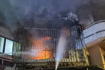 Hồi hộp giây phút Cảnh sát cứu người trong đám cháy