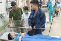 Công an Hà Nội kịp thời hỗ trợ cô gái ngã do mưa bão cấp cứu kịp thời