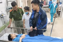 Công an Hà Nội kịp thời hỗ trợ cô gái ngã do mưa bão cấp cứu kịp thời