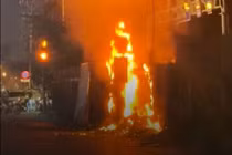 Lửa bốc cháy cuồn cuộn trên trụ điện giữa khu dân cư ở TP HCM