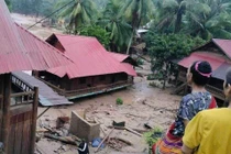 Người dân bất lực nhìn lũ cuốn trôi tài sản.