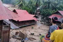 Người dân bất lực nhìn lũ cuốn trôi tài sản.