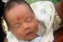 Bé trai sơ sinh được phát hiện nằm khóc một mình trên đê biển