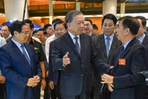 Tổng Bí thư Tô Lâm trao đổi với các đại biểu tại sự kiện (Ảnh: Nhân Dân)