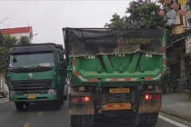 Từ clip của người dân, CSGT Phú Thọ xử phạt 2 lái xe dừng không đúng quy định