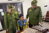 Bắt giữ đối tượng vận chuyển 300 bao thuốc lá nghi nhập lậu ở Hà Nội