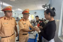 Đi nộp phạt, nhiều phụ nữ bất ngờ nhận quà từ CSGT